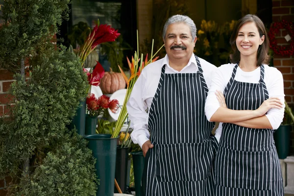 Мужчина и женщина Флористы за пределами магазина — стоковое фото