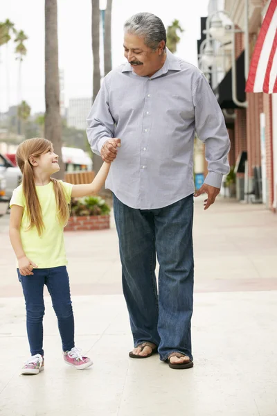 Grand-père avec sa petite-fille dans la rue — Photo