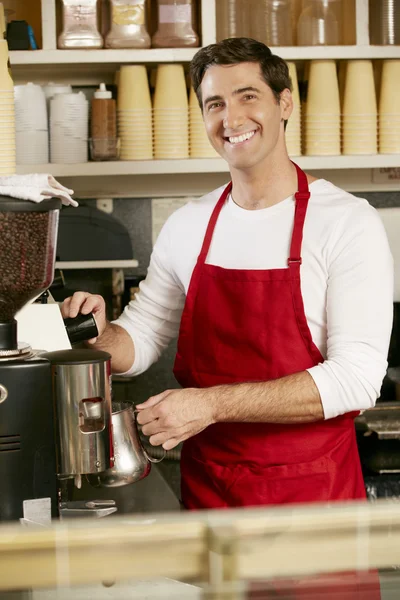 Mannen att göra kaffe i butik — Stockfoto