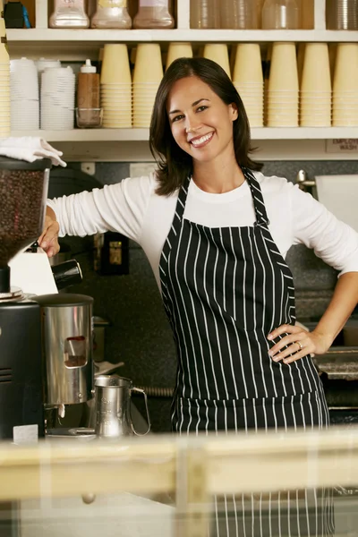 Kvinna gör kaffe på café — Stockfoto