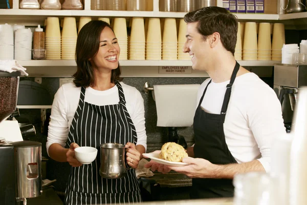 Man en vrouw werken in koffie shop — Stockfoto