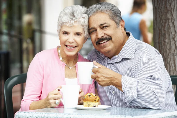 Pareja mayor disfrutando de un aperitivo en el café — Foto de Stock