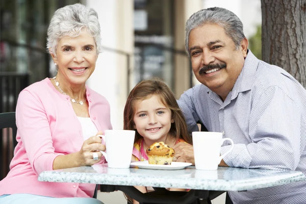 Mor-och farföräldrar med barnbarn njuta av mellanmål — Stockfoto