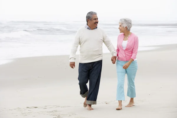 Idősebb pár, Beach séta — Stock Fotó