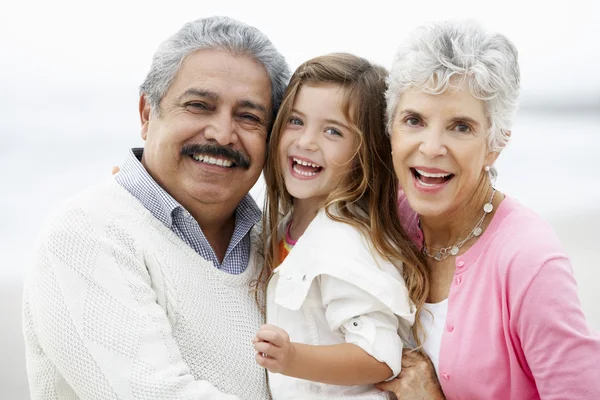 Grand-parents avec petite-fille sur la plage — Photo