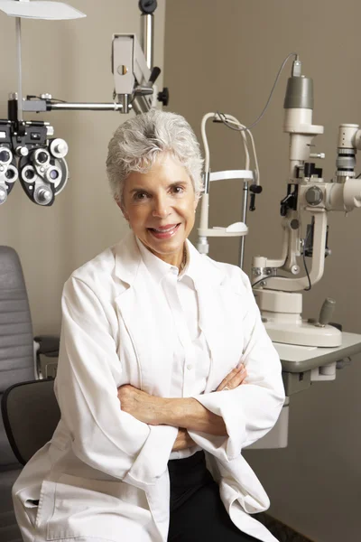 Vrouwelijke opticien In chirurgie — Stockfoto