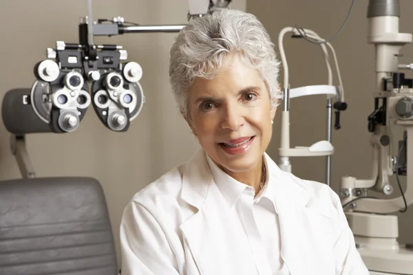 Vrouwelijke opticien In chirurgie — Stockfoto