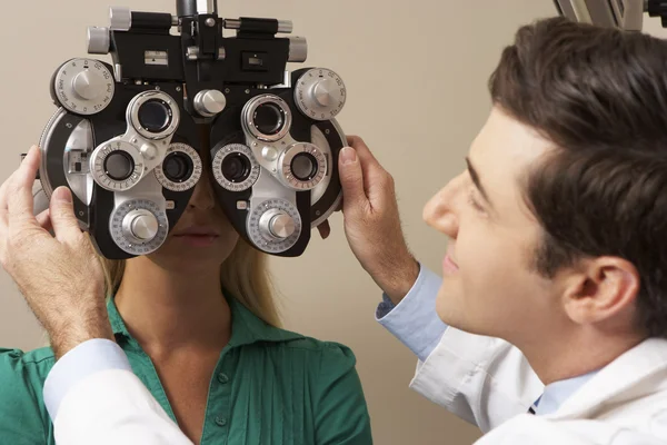 Οπτικός δίνοντας γυναίκα οφθαλμολογική εξέταση — Φωτογραφία Αρχείου