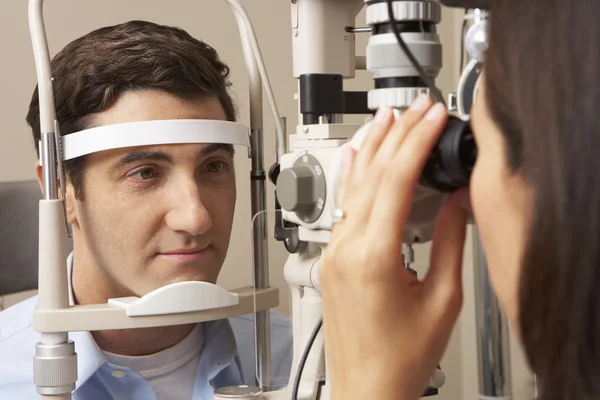 Optician Giving Man Eye Test — Stock Photo, Image