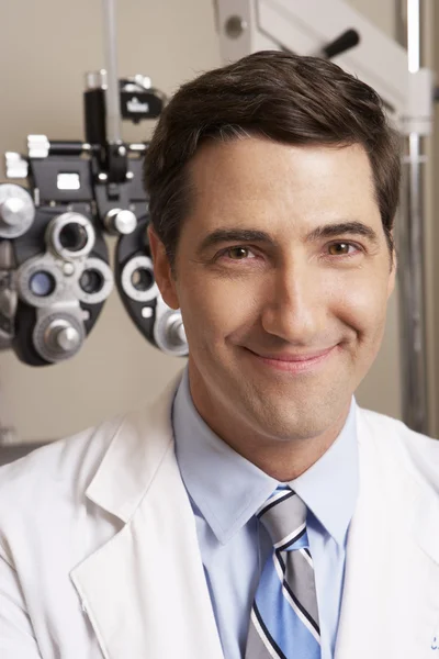 Optiker poserar i kirurgi — Stockfoto