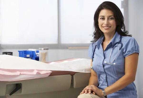 Médico femenino en cirugía —  Fotos de Stock