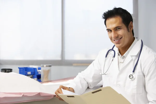 Hombre Doctor leyendo notas del paciente —  Fotos de Stock