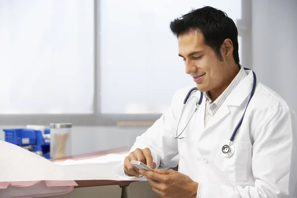 Médico masculino usando telefone móvel — Fotografia de Stock