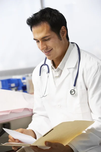 Lekarz mężczyzna czytanie uwagi pacjenta — Zdjęcie stockowe