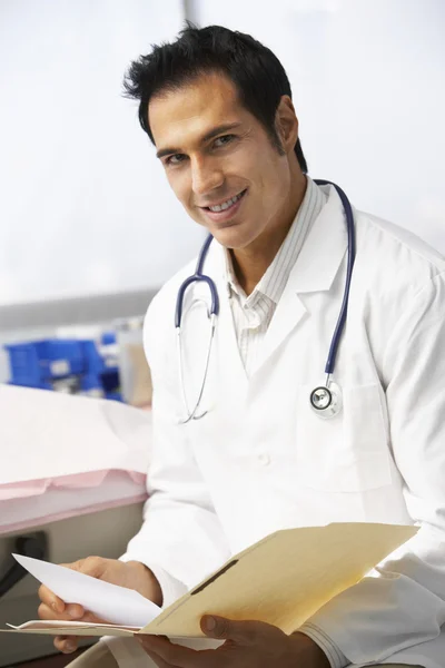 Male Doctor Reading Patient Notes — Stock Photo, Image