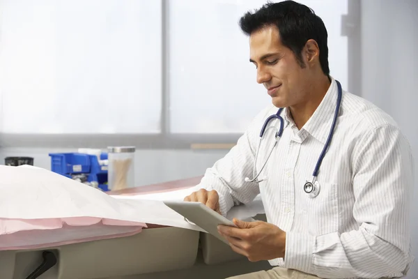 Male Doctor Using Digital Tablet — Stock Photo, Image