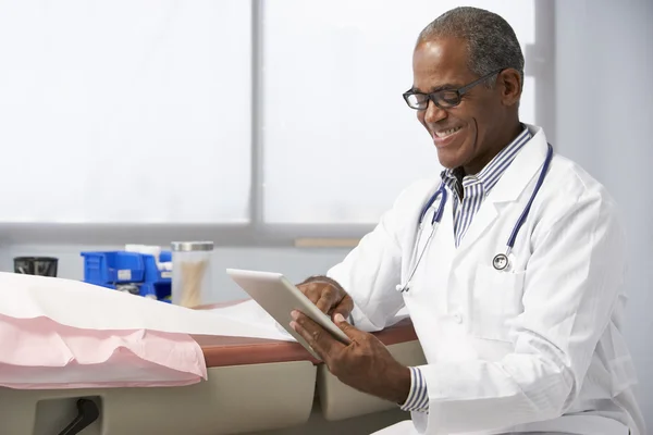 Médico masculino usando tableta digital —  Fotos de Stock