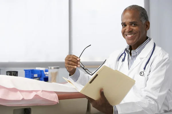 Mannelijke arts lezing patiënt merkt — Stockfoto