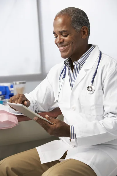 Médico masculino usando tableta digital — Foto de Stock