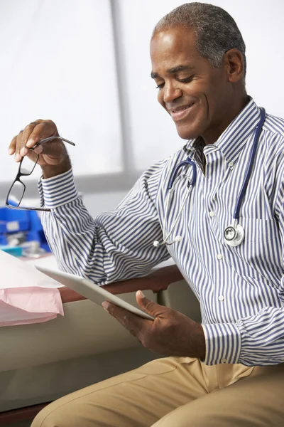 Medico maschile con tavoletta digitale — Foto Stock