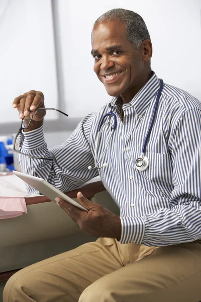 Médico masculino usando tableta digital — Foto de Stock