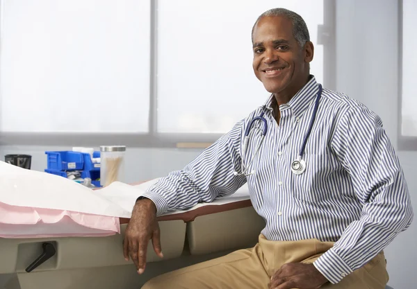 Médico masculino en cirugía — Foto de Stock