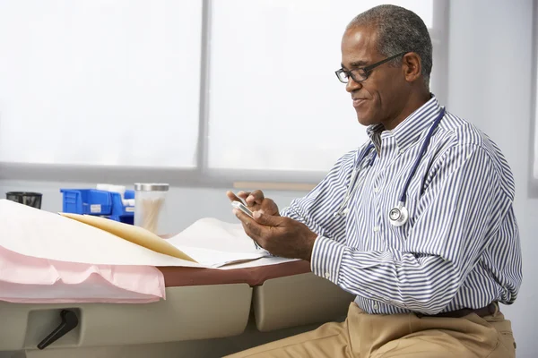 Médico masculino usando telefone móvel — Fotografia de Stock