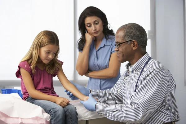 Medico visita giovane ragazza — Foto Stock