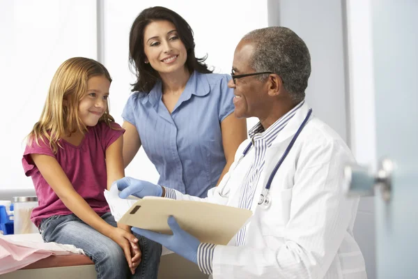 Medico visita giovane ragazza — Foto Stock