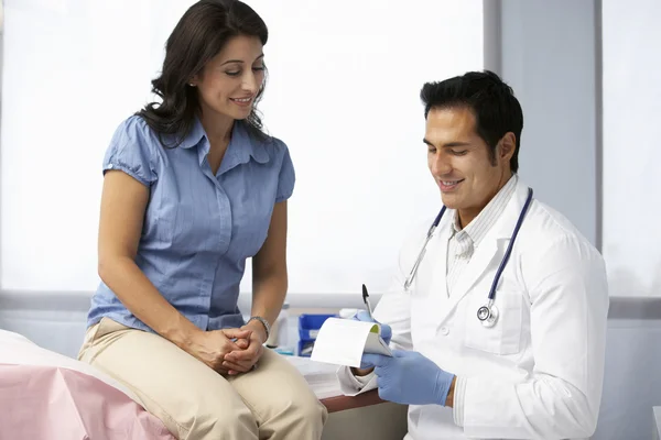 Médico escribiendo receta para el paciente —  Fotos de Stock