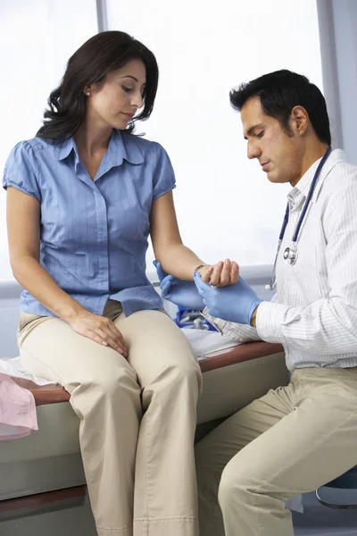 Doctor tomando el pulso de la paciente femenina — Foto de Stock