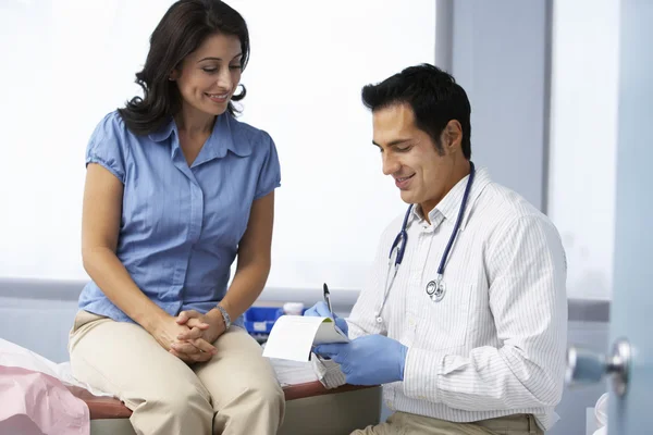 Médico escribiendo receta para el paciente — Foto de Stock