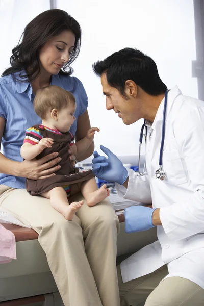 Médico examinando bebê menina — Fotografia de Stock