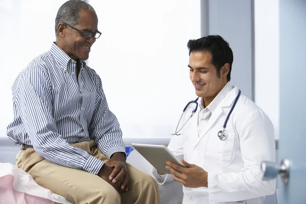 Médico con paciente usando tableta digital — Foto de Stock