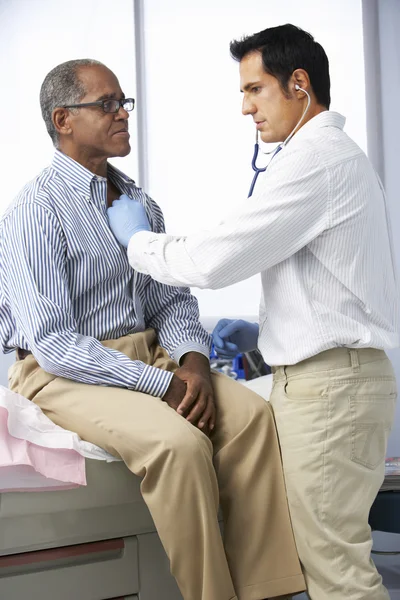 Arzt hört männlichen Patienten auf die Brust — Stockfoto