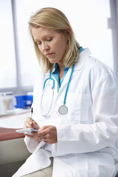 Doctor escribiendo prescripción — Foto de Stock