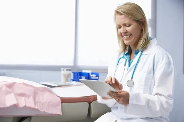 Médico femenino usando tableta digital —  Fotos de Stock