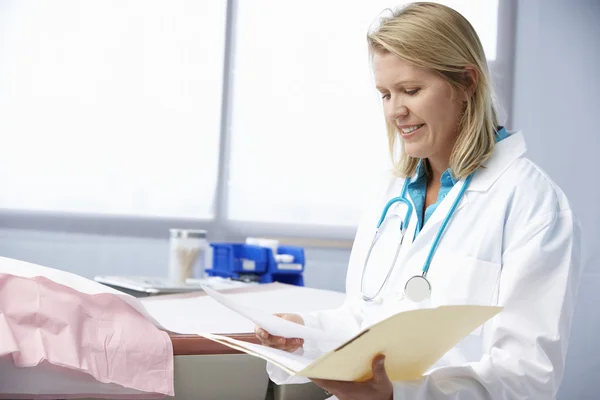 Doctora leyendo notas de pacientes — Foto de Stock