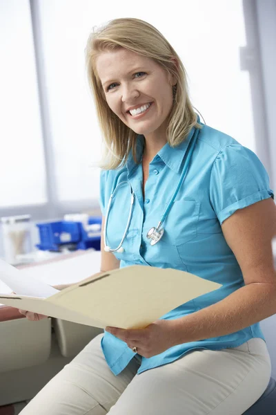 Kobieta lekarz pacjenta notatkami — Zdjęcie stockowe