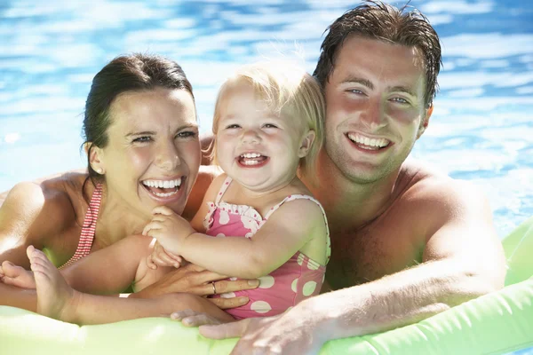 Familie im Urlaub im Schwimmbad Stockbild