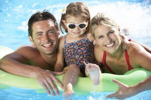Familie im Urlaub im Schwimmbad Stockfoto