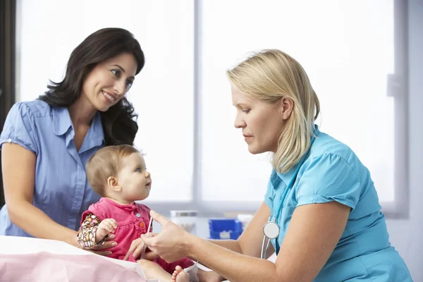 Medico che fa l'iniezione della bambina — Foto Stock