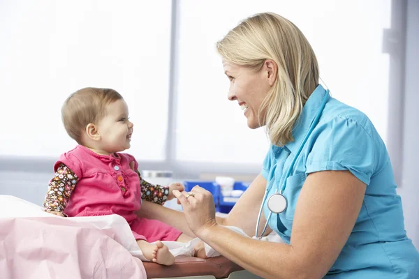 Médico examinando bebé niña —  Fotos de Stock