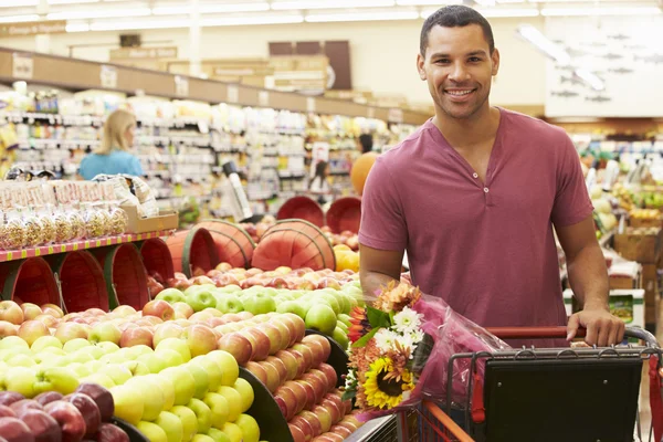 Man Pushing Trolley In Supermarket — Stock Photo, Image