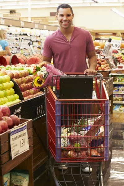 Man duwt Trolley In supermarkt — Stockfoto