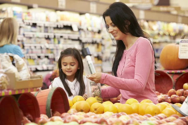 母亲和女儿在超市 — 图库照片
