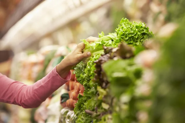 Femme Choisir la salade au supermarché — Photo