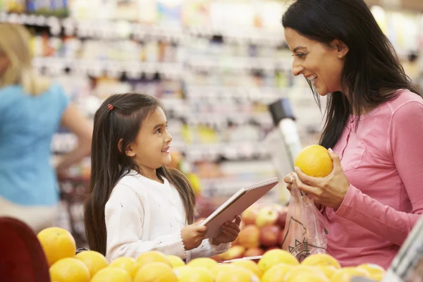 Mãe e filha no supermercado — Fotografia de Stock