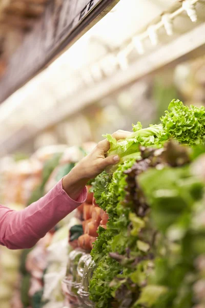 Frau wählt Salat im Supermarkt — Stockfoto