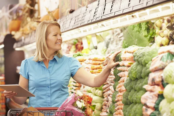 Frau liest Einkaufsliste — Stockfoto